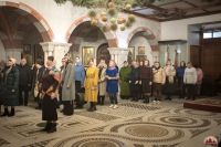 Божественную литургию в криптовом храме совершил митрополит Меркурий.