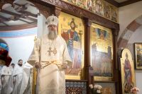 Божественную литургию в криптовом храме совершил митрополит Меркурий.