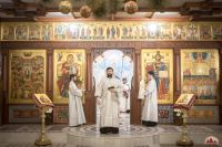 Божественную литургию в криптовом храме совершил митрополит Меркурий.