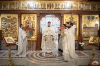 Божественную литургию в криптовом храме совершил митрополит Меркурий.