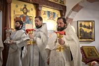 Божественную литургию в криптовом храме совершил митрополит Меркурий.