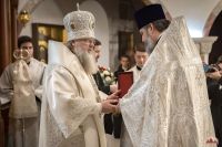 Божественную литургию в криптовом храме совершил митрополит Меркурий.