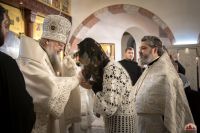 Божественную литургию в криптовом храме совершил митрополит Меркурий.