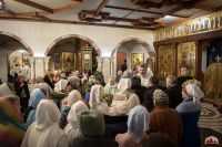 Божественную литургию в криптовом храме совершил митрополит Меркурий.