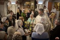 Божественную литургию в криптовом храме совершил митрополит Меркурий.