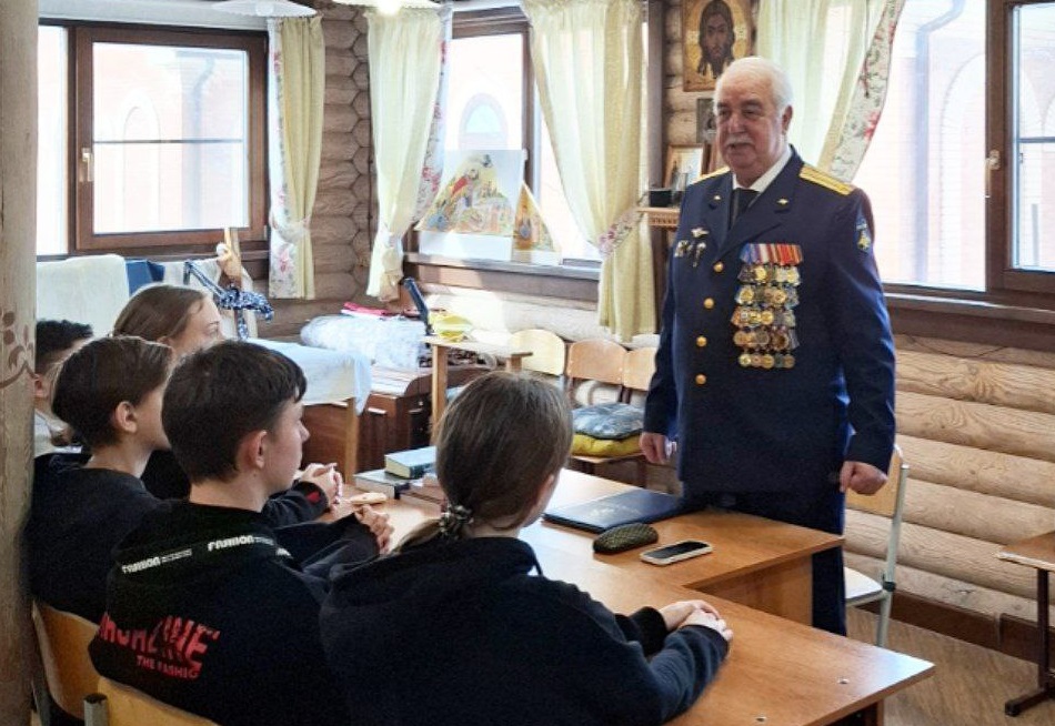 В гостях у старших групп воскресной школы Семён Яирович Симхаев