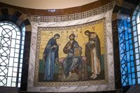 Мозаичное убранство алтаря в храме святого Георгия Победоносца. Мозаичное убранство алтаря в храме святого Георгия Победоносца.