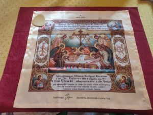 В святой Антиминс новоосвящённого храма Георгия Победоносца вложена частица мощей В святой Антиминс новоосвящённого храма Георгия Победоносца вложена частица мощей