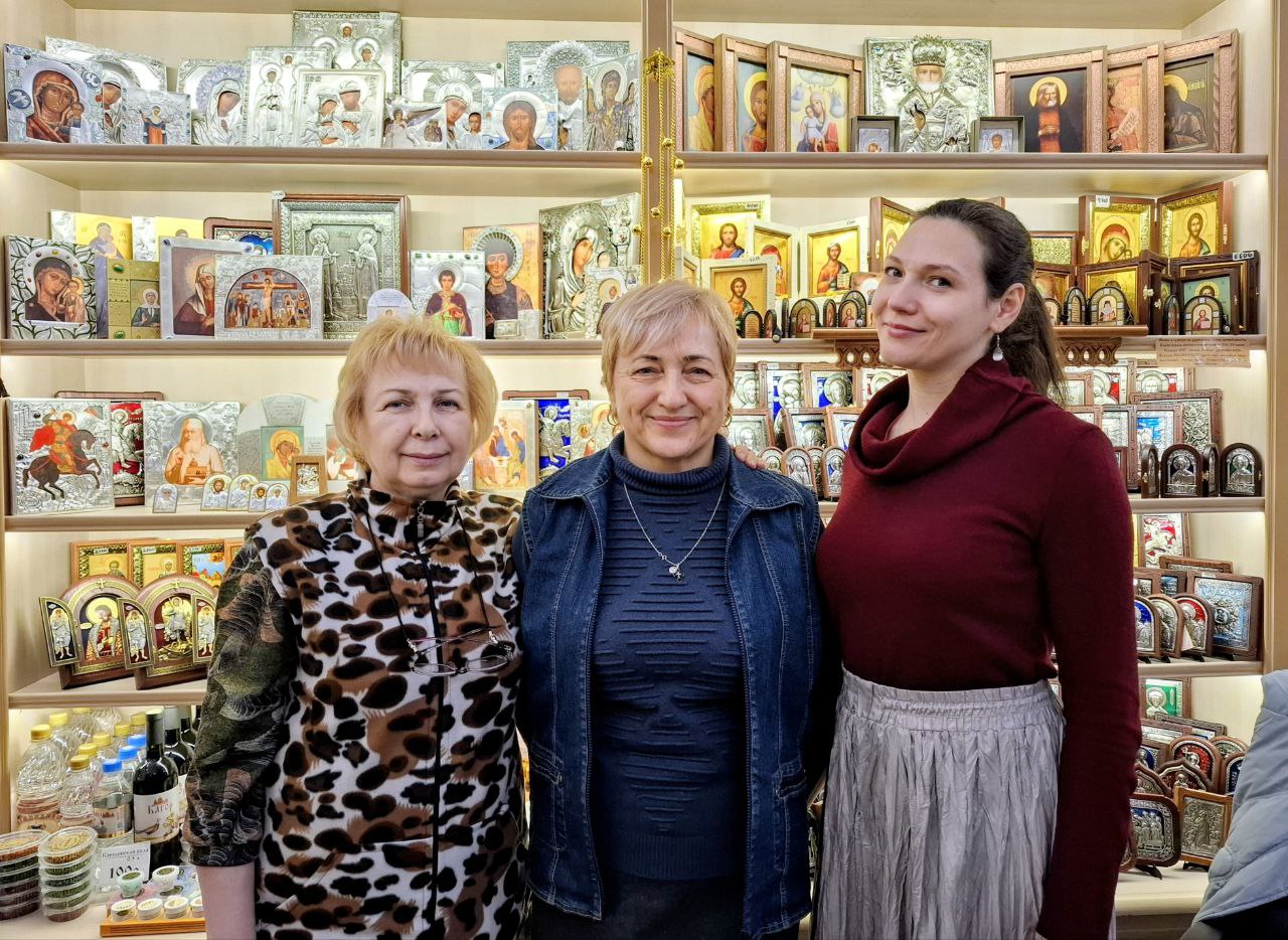 В приходскую лавку требуется свечница.