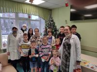 Поздравление детей в Областной больнице