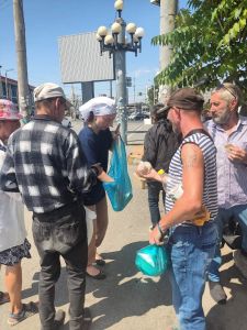 По благословению настоятеля наше сестричество присоединилось к добровольцам, осуществляющих кормление бездомных.