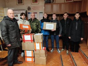 Благодаря вам, дорогие прихожане, был собран и доставлен по назначению  гуманитарный груз, окопные свечи, мандарины и сладости к празднику.