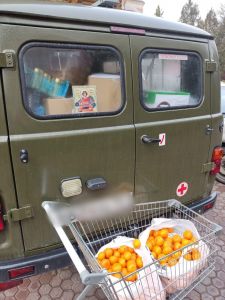 Благодаря вам, дорогие прихожане, был собран и доставлен по назначению  гуманитарный груз, окопные свечи, мандарины и сладости к празднику.