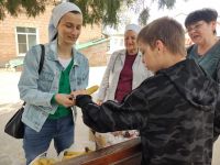 Всю пасхальную седмицу наши сестры милосердия поздравляли своих подопечных.