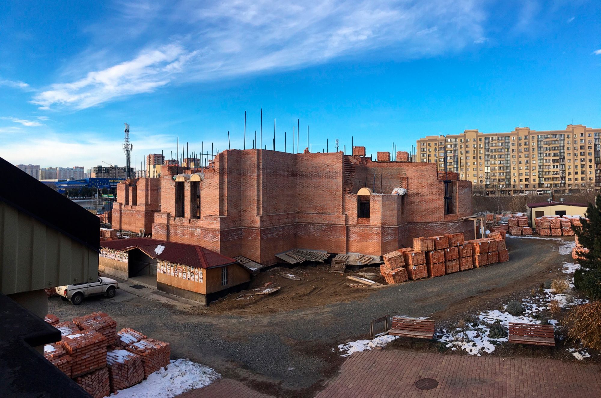 Строительство продолжается