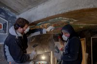 Мозаика на входе в храм