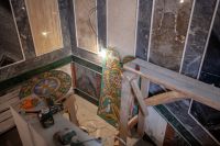 Мозаика на входе в храм