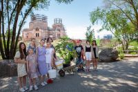 Посадка деревьев выпускниками школы