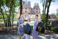 Посадка деревьев выпускниками школы