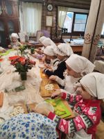 Девочки из младших групп воскресной школы осваивали кулинарную классику