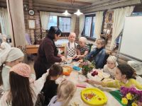 Девочки из младших групп воскресной школы осваивали кулинарную классику