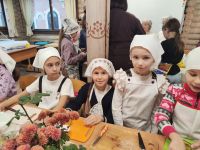 Девочки из младших групп воскресной школы осваивали кулинарную классику