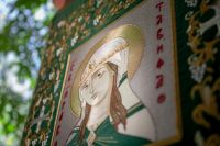 Хоругви с иконами Павлина Милостивого и святой Тавифы