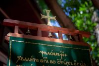 Хоругви с иконами Павлина Милостивого и святой Тавифы