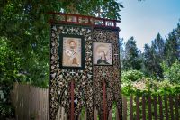 Хоругви с иконами Павлина Милостивого и святой Тавифы