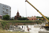 Закладка бетонных блоков в строительстве храма святого Георгия Победоносца